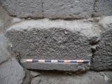 حجارة رومانية أعيد استخدامها في اساسات السور خلال العصور الإسلامية