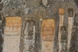 تماثيل حجرية على واجهات سفوح الوادي في قرية قاطورة بمنطقة جبل بركات