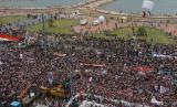 مئات الآلاف من أبناء طرطوس يحتشدون في الكورنيش البحري دعما للقرار الوطني المستقل ورفضا للعبث بمستقبل سورية