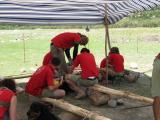 أعمال الإنشاءات الخشبية في مخيم البحيرات السبع
