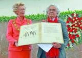 أدونيس يتسلم جائزة غوتة الألمانية من عمدة المدينة بترا روث