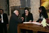 الفنان غسان السباعي يتسلم شهادة المشاركة في ملتقى القدس في عيونهم من السيدة نبال بكفلوني