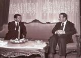 من صور معرض إسبانيا والعالم العربي: الرئيس الراحل حافظ الأسد مع الرئيس الإسباني سواريث خلال اجتماعهما المنعقد في دمشق 4-5-1980  