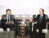 من صور معرض إسبانيا والعالم العربي: الرئيس الراحل حافظ الأسد في اجتماع مع رئيس الحكومة الإسبانية فيليبي غونزاليث (دمشق 12-9-1995)