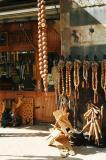 بائع خشبيات تقليدية في سوق المهن اليدوية في دمشق