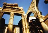الرواق البيزنطي وبقايا أعمدة بوابة معبد جوبيتير المسمى اليوم باسم باب بريد