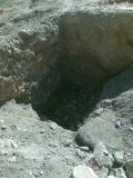 واحدة من عشرات حفر التنقيب العشوائي في موقع دورا أوروبوس الأثري