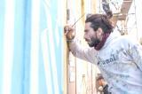 أثناء عملية إنجاز جدارية خالد الأسعد في ميلانو