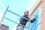 أثناء عملية إنجاز جدارية خالد الأسعد في ميلانو