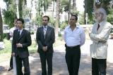 الدكتور تاكيرو أكازاوا وبعض العاملين في السفارة اليابانية