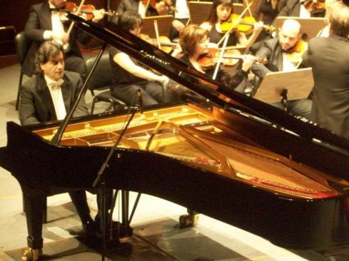 عازف البيانو غزوان الزراكلي مع الفرقة السيمفونية الطونية السورية