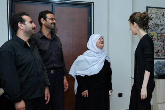 السيدة أسماء الأسد تتواصل مع أسر الشهداء