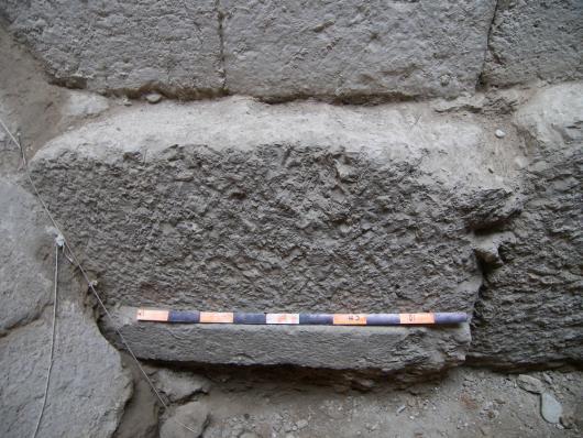 حجارة رومانية أعيد استخدامها في اساسات السور خلال العصور الإسلامية