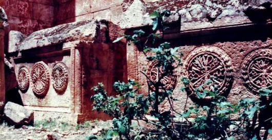 نواويس بيزنطية في المقابر الهرمية في البارا