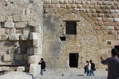 قذيفة تصيب الواجهة الغربية لبرج مدخل قلعة دمشق الشرقي