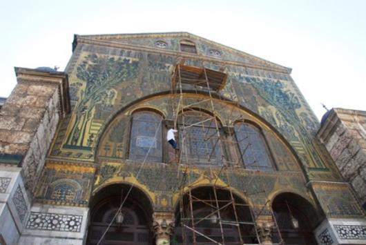 مشاهد من ترمّيم لوحة الفسيفساء المتضررة في الجامع الأموي في دمشق