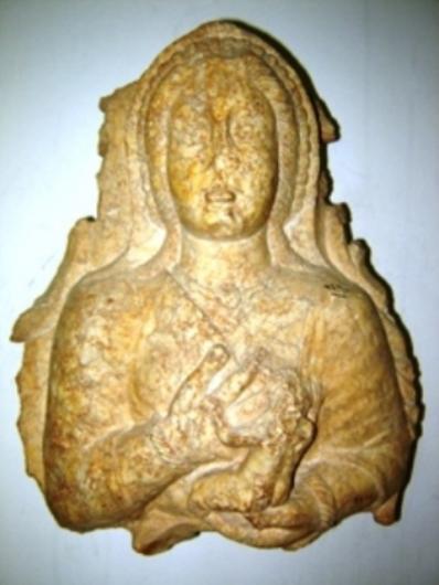 تمثال منحوت من الحجر الرخامي يمثل امرأة تحمل طفلها الرضيع