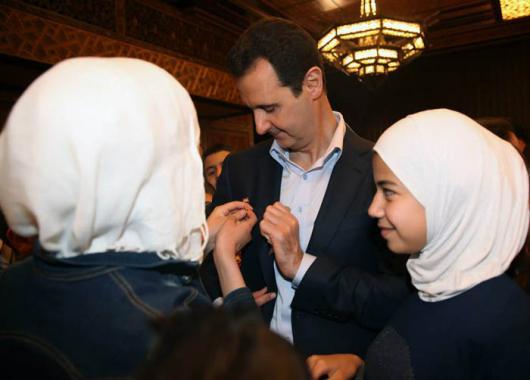 الرئيس الأسد يستقبل والسيدة أسماء بنات وأبناء الشهداء