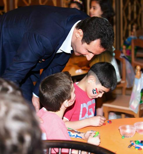 الرئيس الأسد يستقبل والسيدة أسماء بنات وأبناء الشهداء