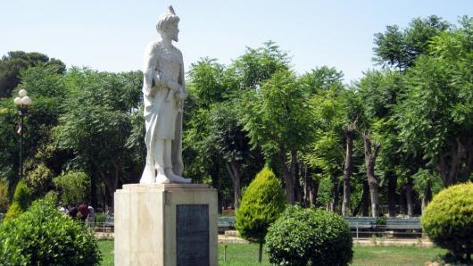 تمثال أبو فراس في الحديقة العامة بحلب