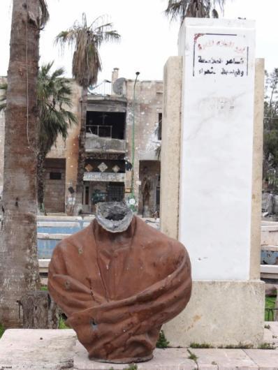 قطع رأس تمثال أبو العلاء المعري في معرة النعمان