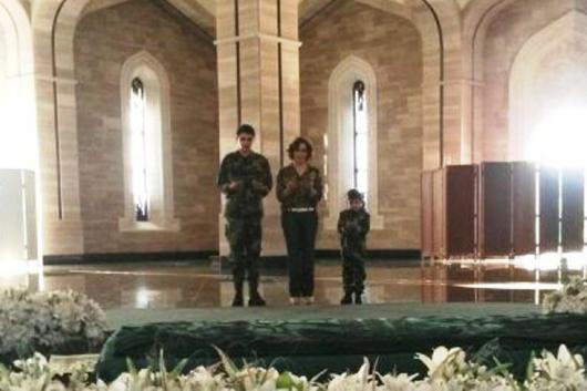 النجمة فواخرجي خلال زيارتها ضريح الرئيس الراحل حافظ الأسد مع ولديها