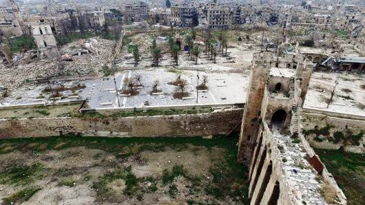 لقطة من قلعة حلب تبين جانب من المدينة القديمة