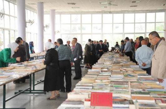 لقطات من معرض للكتاب في كلية الحقوق بجامعة دمشق 