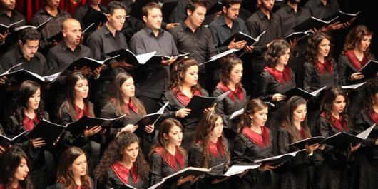 أوركسترا المعهد العالي للموسيقى و كورال المعهد بأمسية الأم الحزينة بدار الأسد