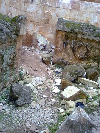 آثار تدمير نواويس من العصر البيزنطي في مدفن هرمي بالبارة