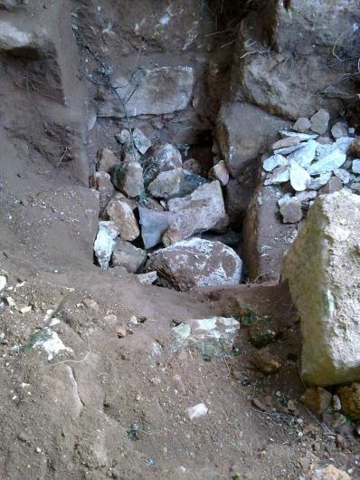 آثار تدمير نواويس من العصر البيزنطي في مدفن هرمي بالبارة