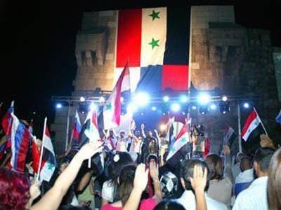آلاف المواطنين يرفعون علمي سورية وروسيا دعما لبرنامج الإصلاح