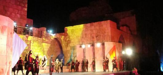 من عرض السيف والوردة لفرقة أورنينا في ختام مهرجان دمشق للفنون الشعبية