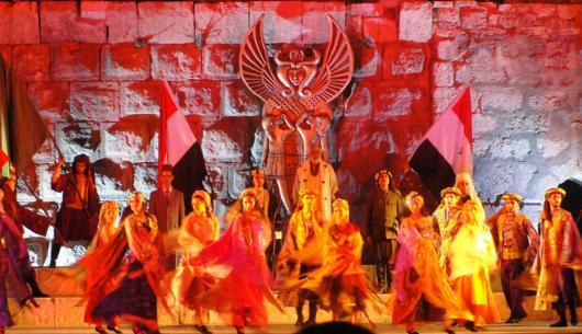 من عرض السيف والوردة لفرقة أورنينا في ختام مهرجان دمشق للفنون الشعبية