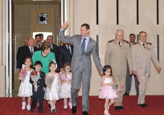 الرئيس الأسد مع أطفال الشهداء بمناسبة عيد الشهداء