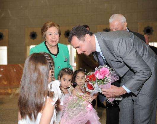 أطفال الشهداء يقدمون الزهور للسيد الرئيس في يوم الشهداء
