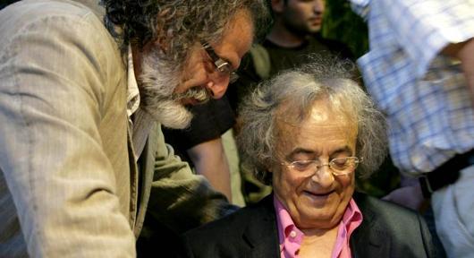 أدونيس مع التشكيلي أحمد معلا أثناء حفل توقيع كتاب فاتح وأدونيس حوار
