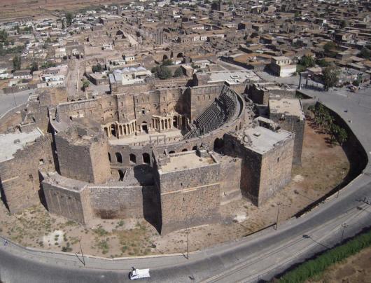 منظر للقلعة الإسلامية والمسرح في بصرى