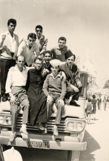 الأب الياس زحلاوي مع أصدقائه في خمسينيات القرن السابق