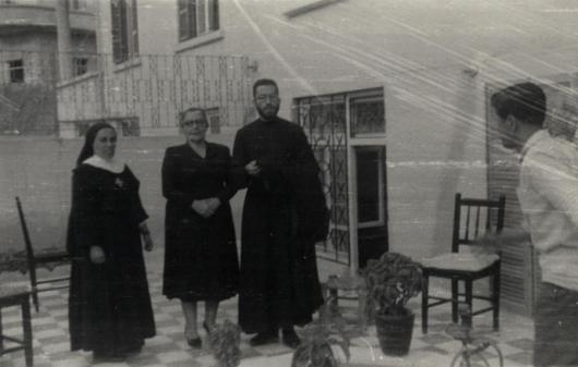 الأب الياس زحلاوي مع والدته وشقيقته في منزل العائلة