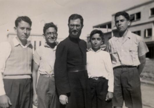 الأب الياس زحلاوي مع أصدقائه في خمسينيات القرن السابق
