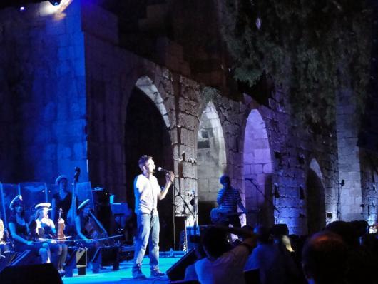 فرقة غوريلاز على خشبة مسرح قلعة دمشق