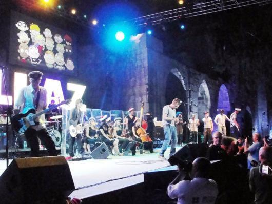 فرقة غوريلاز على خشبة مسرح قلعة دمشق