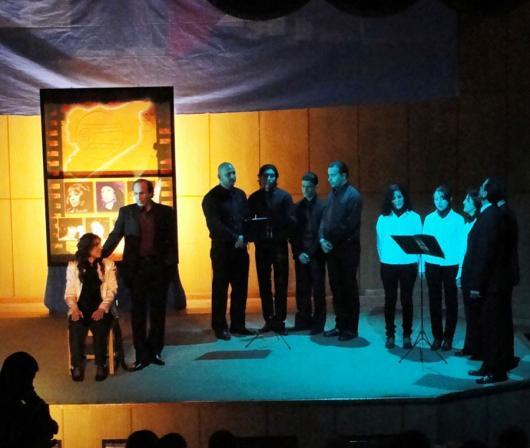 جانب من العرض المسرحي «حياة .. حياة» وتبدو فرقة الكورال من الشباب السوري