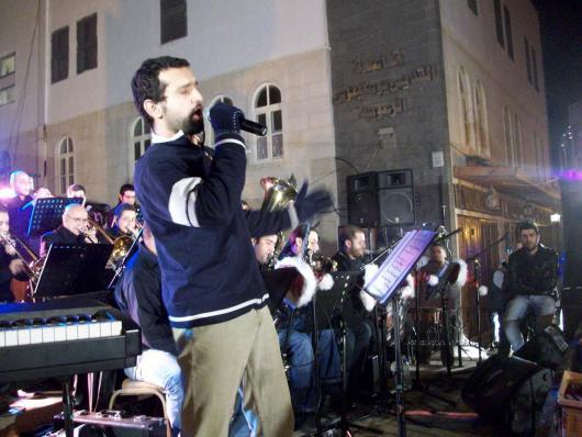 المغني شادي العلي في حارة الزيتون في آخر حفلات موسيقى على الطريق