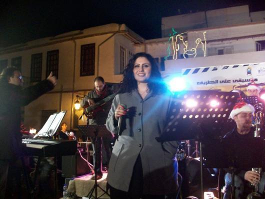 المغنية نور عرقسوسي في آخر حفلات موسيقى على الطريق بحارة الزيتون