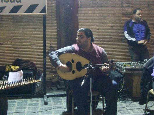 الموسيقي عدنان فتح الله أحد مؤسسي فرقة سوزدلال وعازف العود فيها