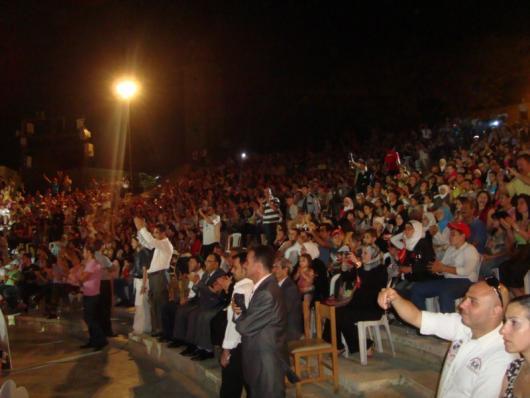 من الجمهور الغفير الذي حضر حفل ناصيف زيتون على مدرج قلعة حلب