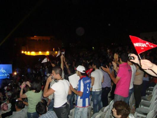 مشاهد من تفاعل الجمهور مع غناء ناصيف زيتون في حفله على مدرج قلعة حلب