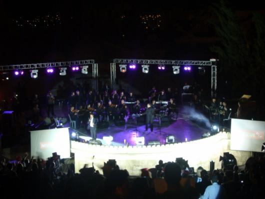 ناصيف يقدم أغانيه للجمهور على مدرج قلعة حلب